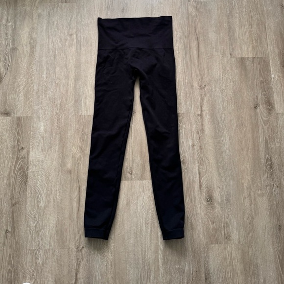 Spanx Leggings seamless front and back double side seam detail, Medium - Picture 2 of 4